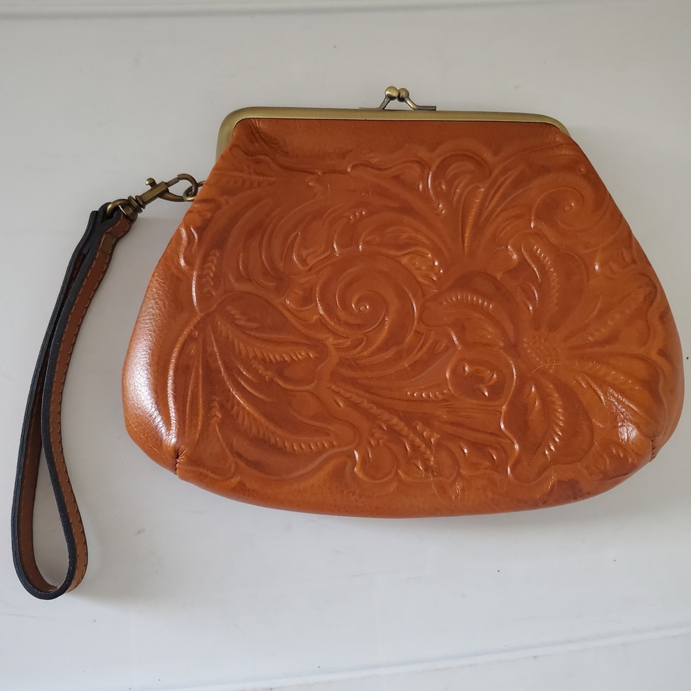 Patricia Nash Tan Tooled Leather Floral Kiss Lock Wristlet Clutch P211188